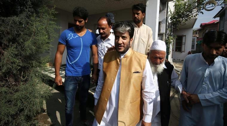 Police detains Shabir Shah at Delhi Airport, put him in house arrest